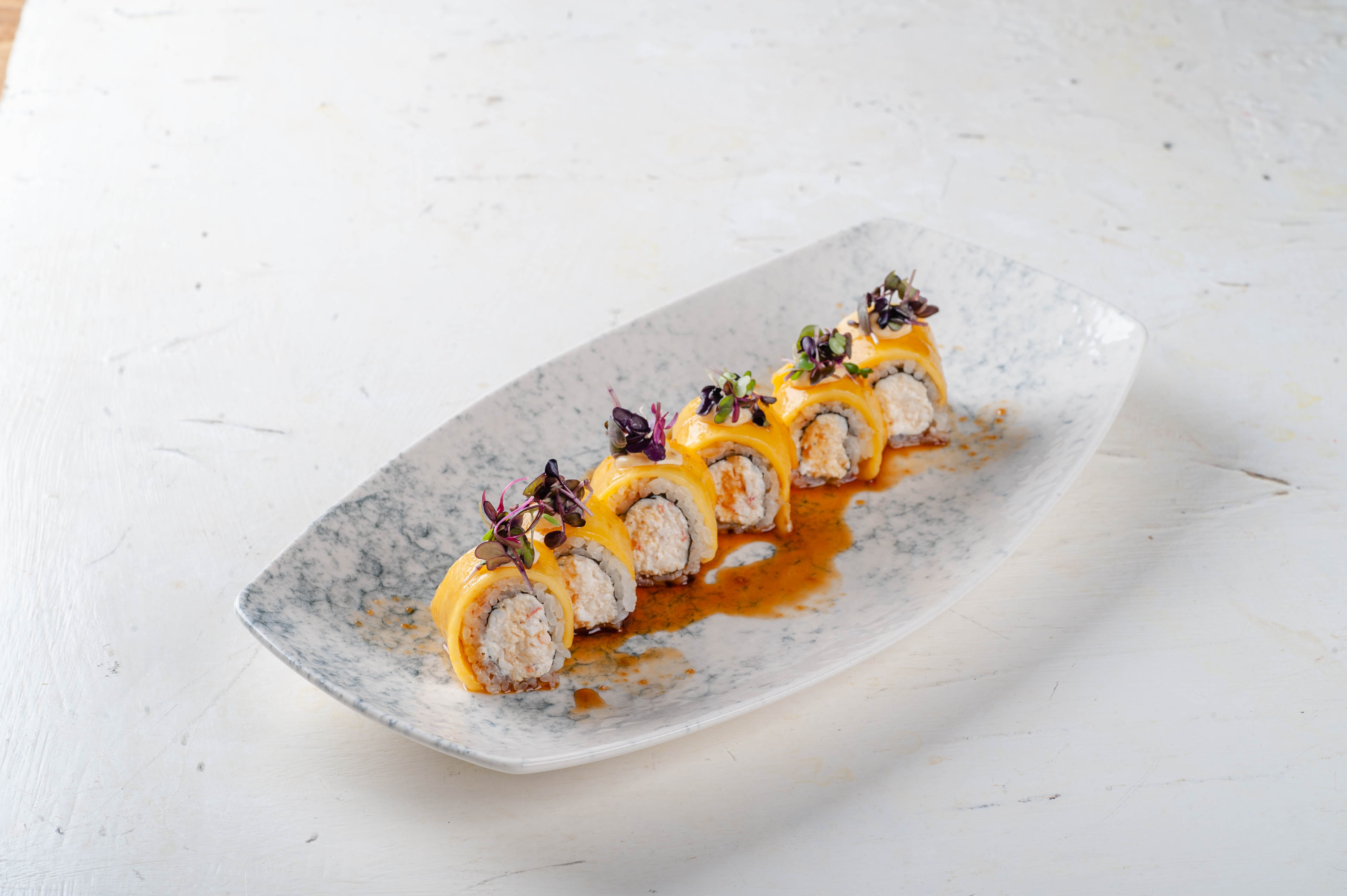 Ролл с манго и крабом